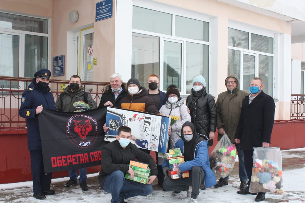Офицеры привезли детям из Болховского дома-интерната подарки