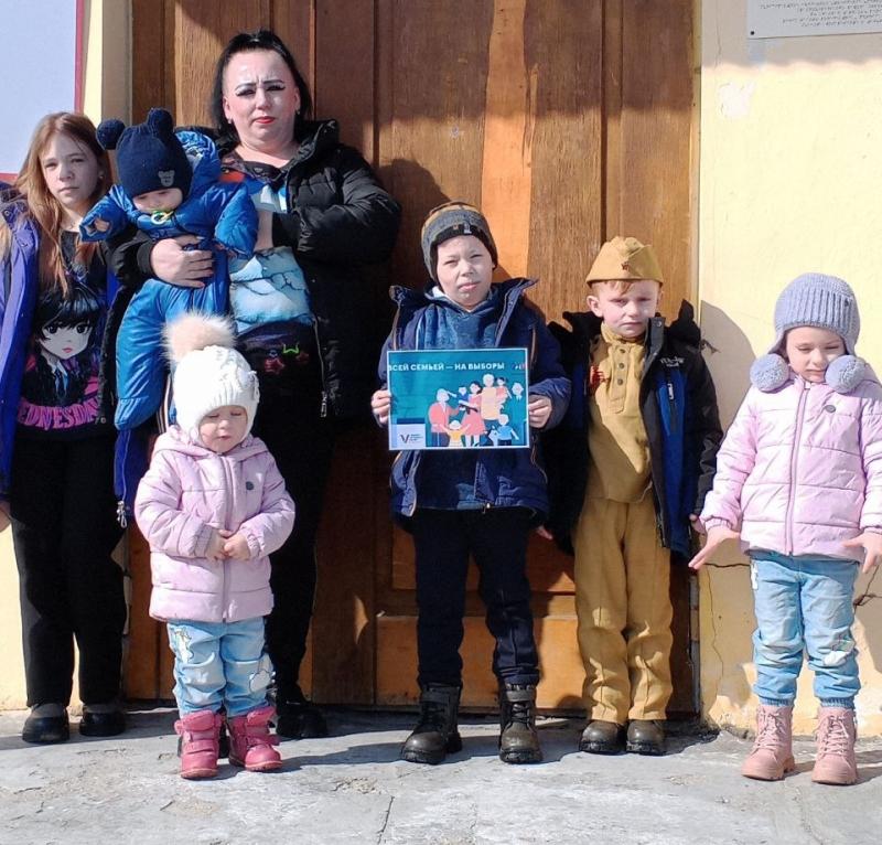 Многодетная семья из Краснозоренского района Орловской области активно помогает нашим бойцам СВО
