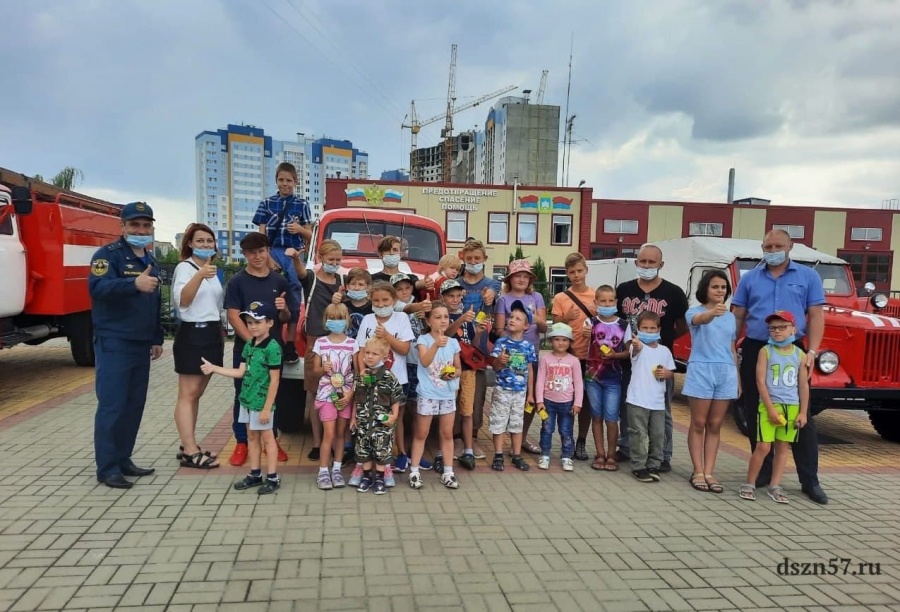 Дети из многодетных семей и с ограниченными возможностями посетили пожарно-спасательную часть