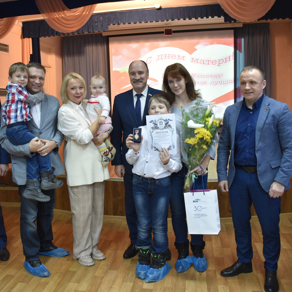 Образованным многодетным семьям традиционно вручили Почётные дипломы и медали «Многодетная семья Орловской области»