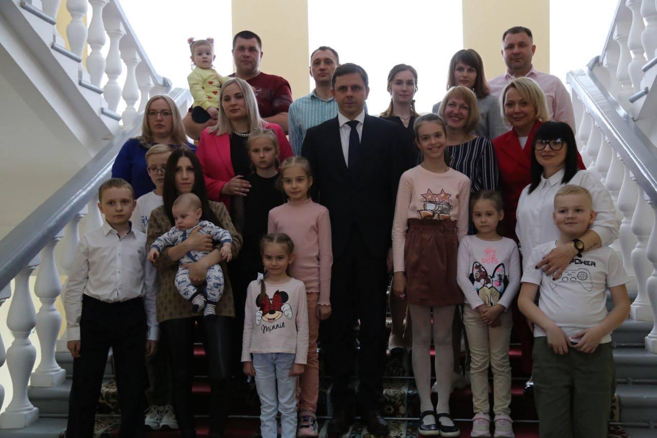 Сегодня, в преддверии международного Дня семьи, Губернатор Орловской области Андрей Клычков встретился с многодетными семьями региона