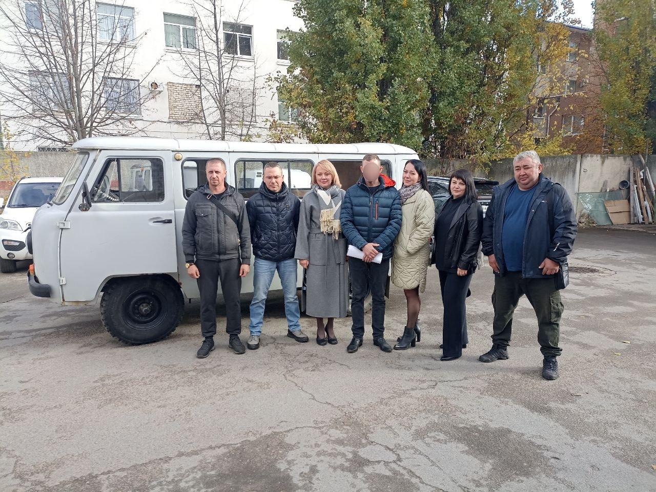 Автомобиль и гуманитарный груз для отправки в зону СВО