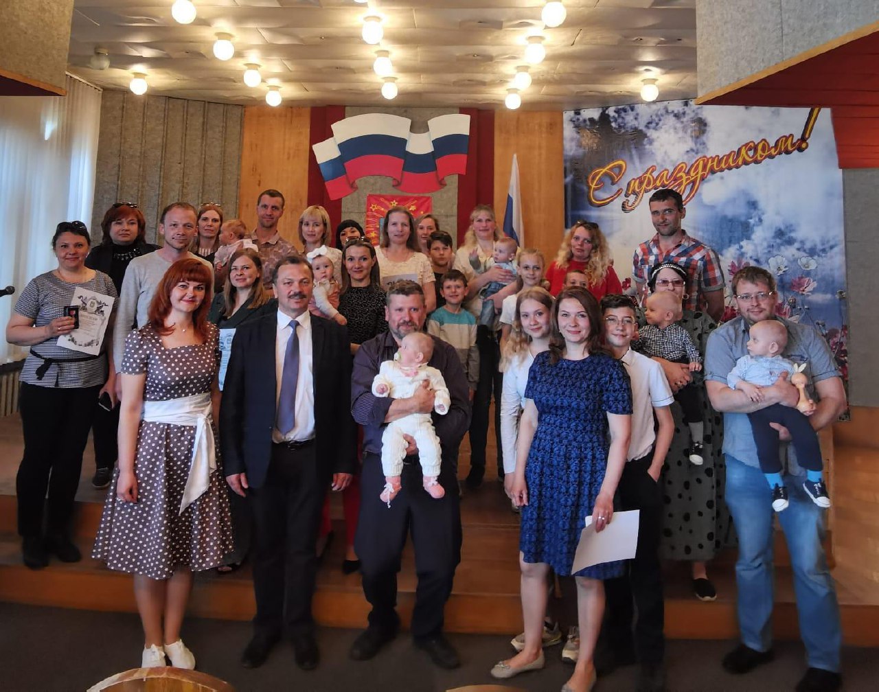 В Кромском, Дмитровском, Северном, Глазуновском, Сосковском районах прошли награждения вновь образованных многодетных семей, посвященные Международному Дню семьи