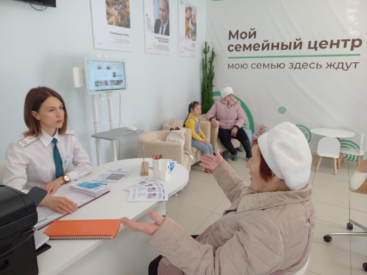 Сотрудники УФНС России по Орловской области провели мобильный офис в Семейном МФЦ города Ливны